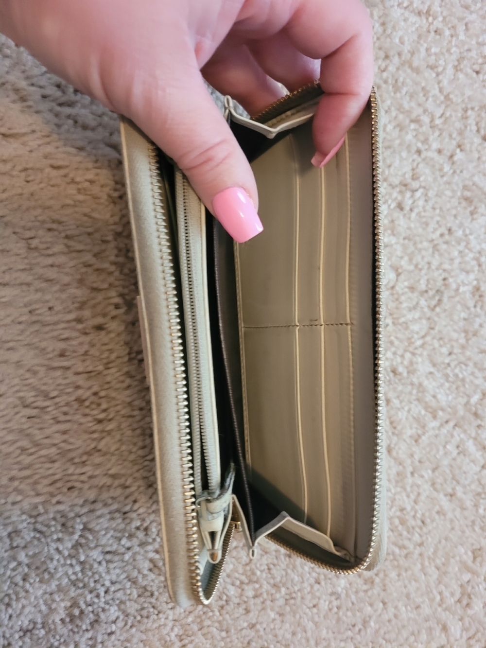 Gucci Beige Guccissima Leather
Zip-Around Wallet - Picture 9 of 15